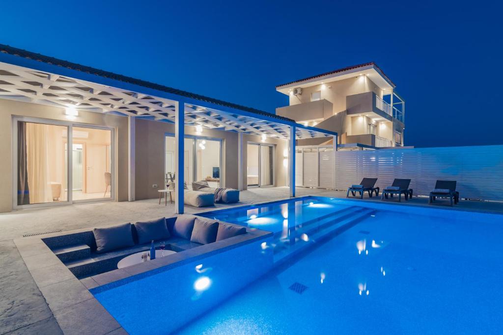 Bazén v ubytování Spartakos Luxury Villa 2 nebo v jeho okolí