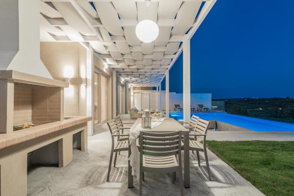 Bazén v ubytování Spartakos Luxury Villa 2 nebo v jeho okolí