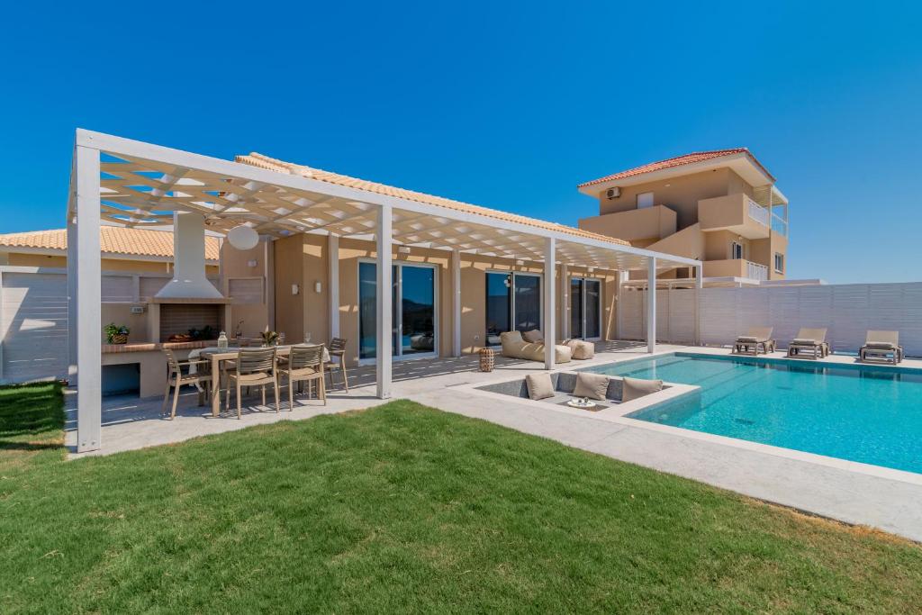 Bazén v ubytování Spartakos Luxury Villa 2 nebo v jeho okolí