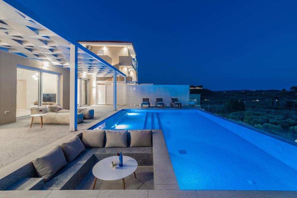 Bazén v ubytování Spartakos Luxury Villa 2 nebo v jeho okolí