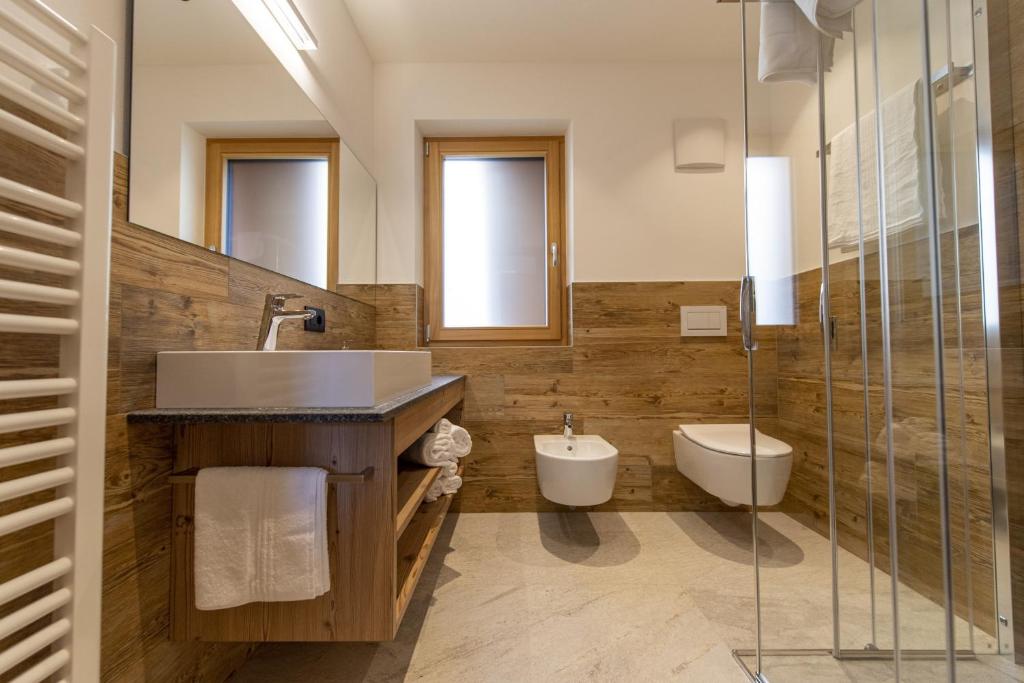 A bathroom at Luech da Perteut - Panorama and Wellness