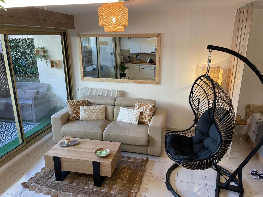 ein Wohnzimmer mit Sofa und Schaukel in der Unterkunft Centre de Juan les pins 100m plages Easy Check-in in Juan-les-Pins