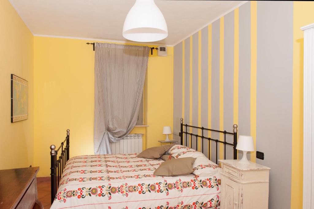 een slaapkamer met een bed en gele muren bij B&B La Pellizzera in Vigevano