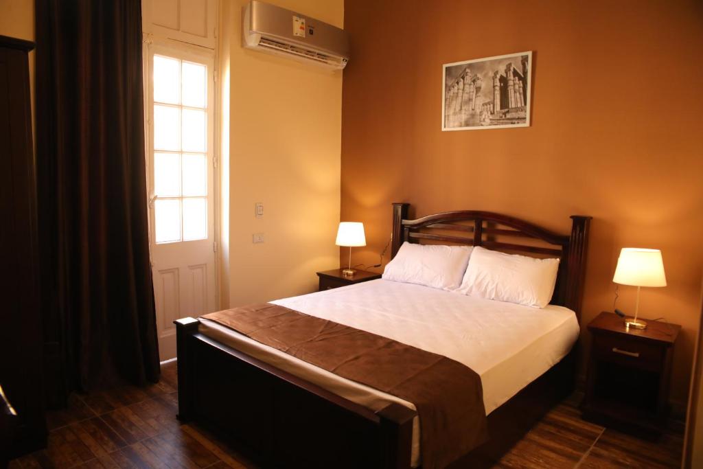 Кровать или кровати в номере Gresham Hotel
