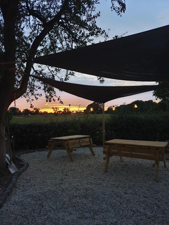 Východ nebo západ slunce při pohledu z bed and breakfast nebo okolí