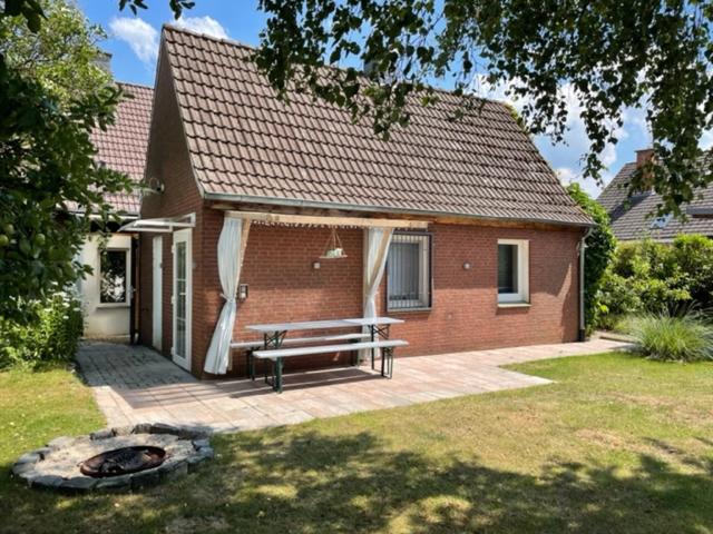 a brick house with a bench on a patio at Apartment "Stine" in Dissen