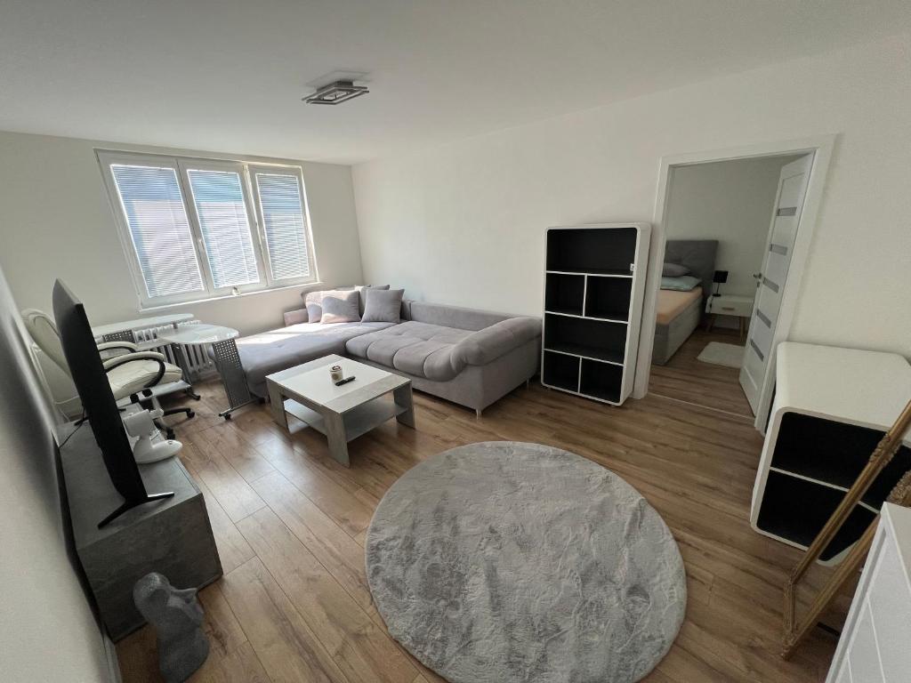 ニトラにあるČisto nový dvojizbový apartmán v super lokaliteのリビングルーム(ソファ、テーブル付)
