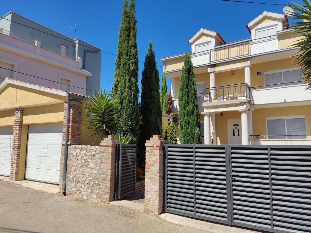 uma casa com um portão em frente em Villa Lisinski em Zadar