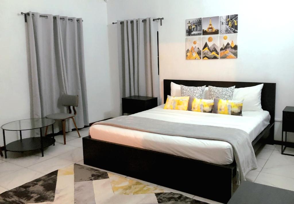 1 dormitorio con 1 cama grande y 1 mesa en Bay View Apartment 4 - Canouan Island en Canouan