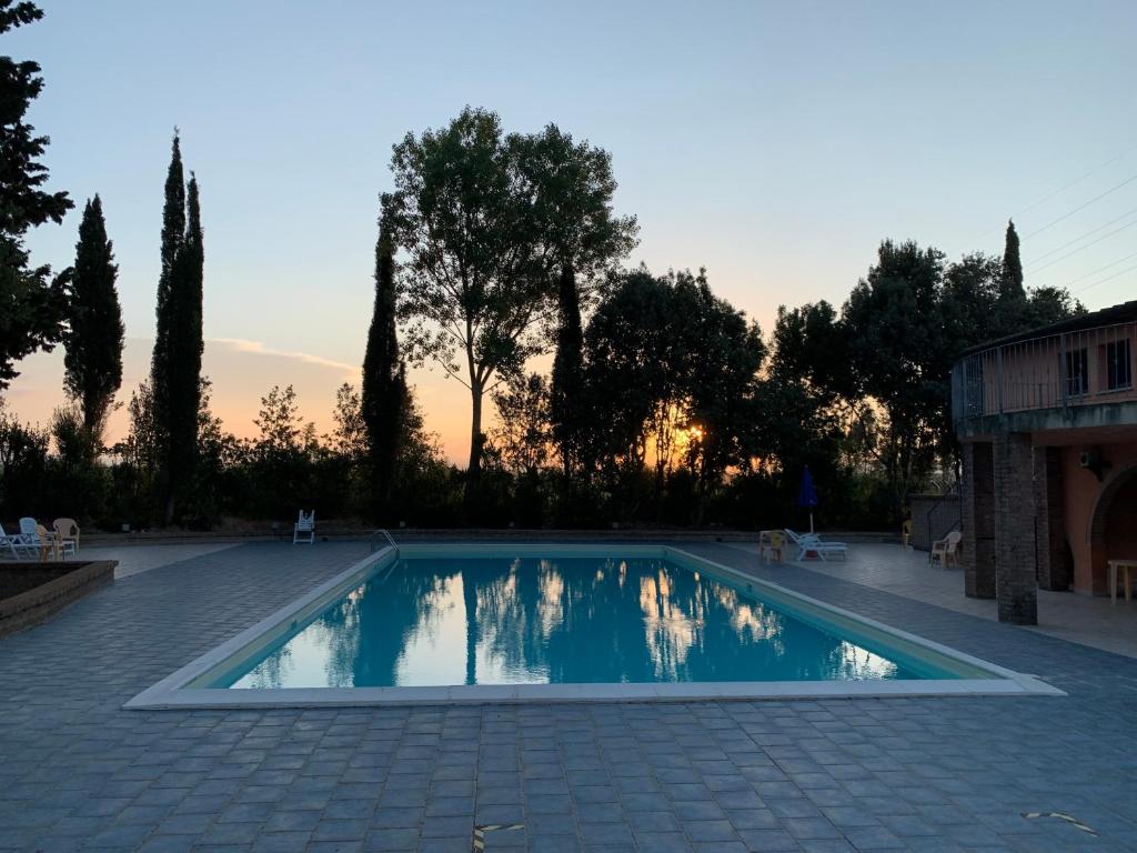 una piscina con puesta de sol en el fondo en Casa Elisa, en La Bandita
