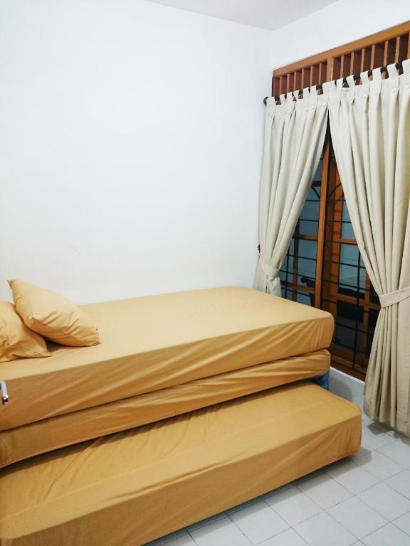Postel nebo postele na pokoji v ubytování Hostel Bogor