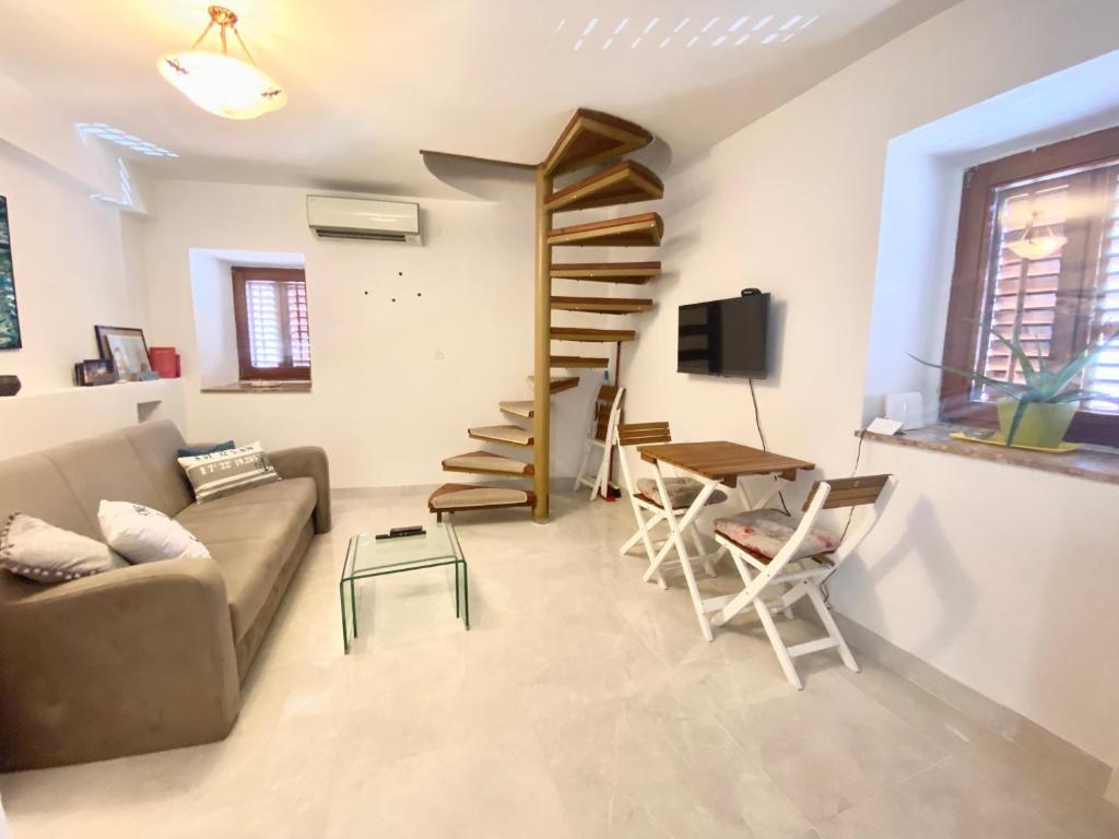 Televízia a/alebo spoločenská miestnosť v ubytovaní Apartment Center Old Town - 1min to palace