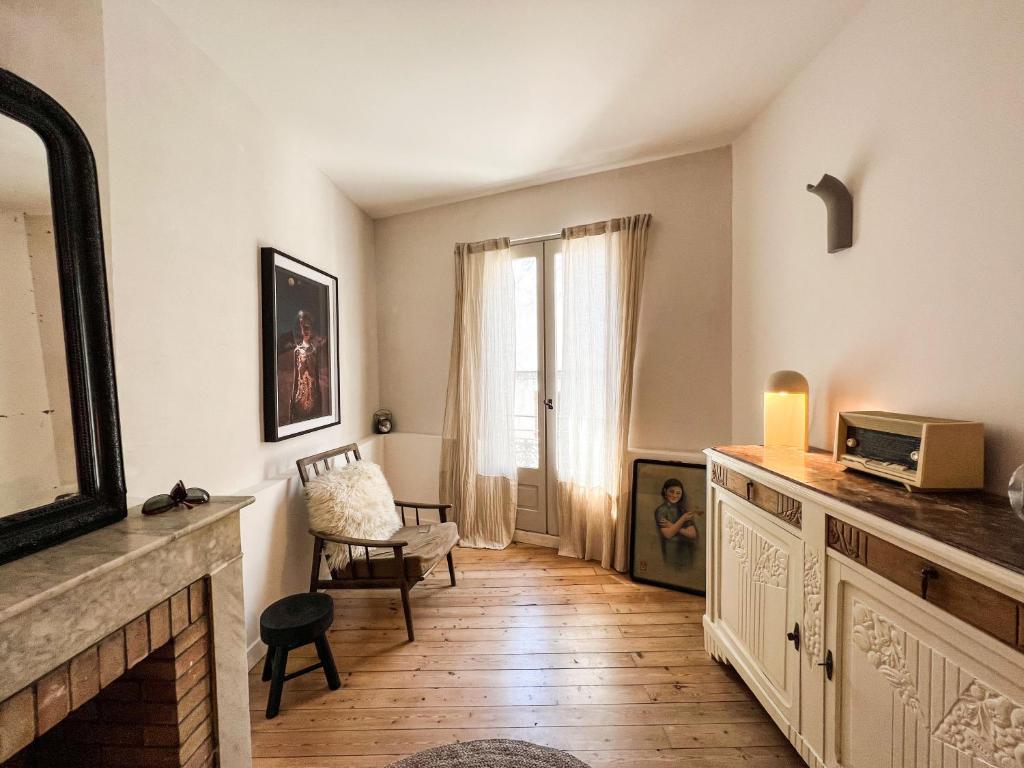 TV i/ili zabavni centar u objektu Spacious 2br in Arles Historical Center With Terrace