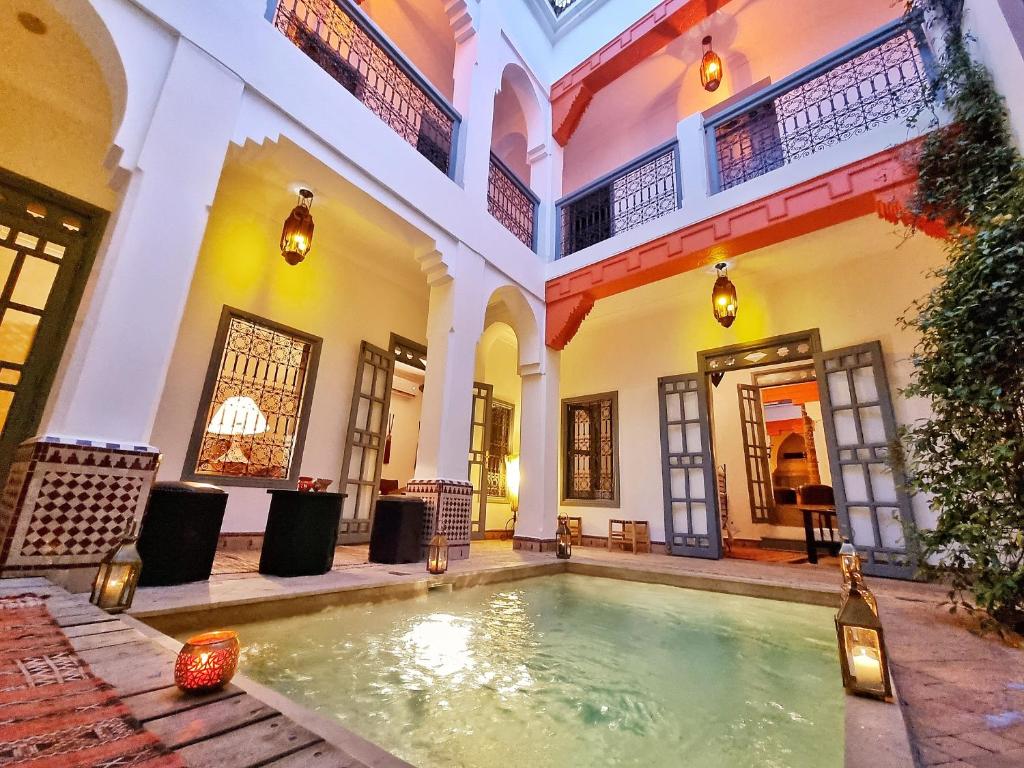 a house with a swimming pool in a courtyard at Dar Silsila in Marrakesh