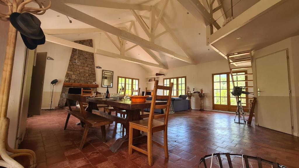 a dining room with a wooden table and chairs at Villa Levier in Carbuccia