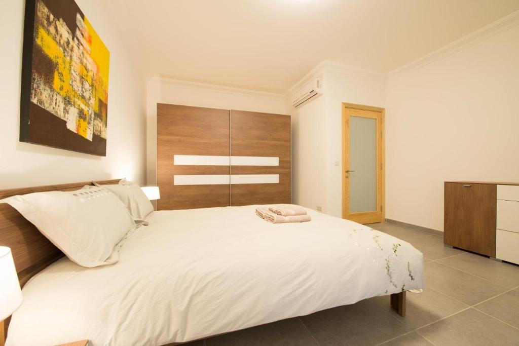 Seafront Apartment Sliema - 9