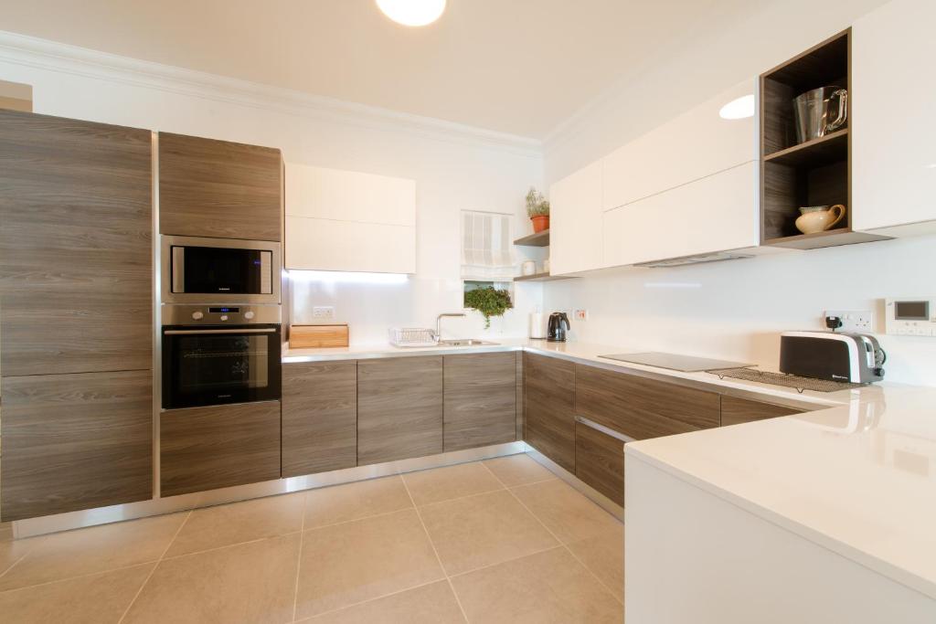 Seafront Apartment Sliema - 7