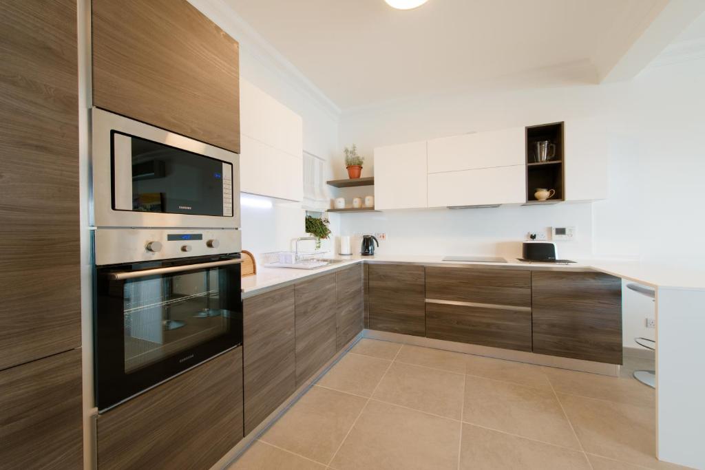 Seafront Apartment Sliema - 6