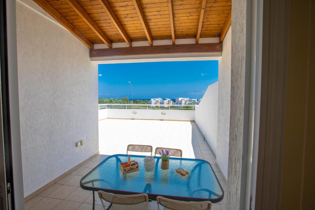 una mesa en un balcón con vistas al océano en Panayia Sea View Apts, en Protaras