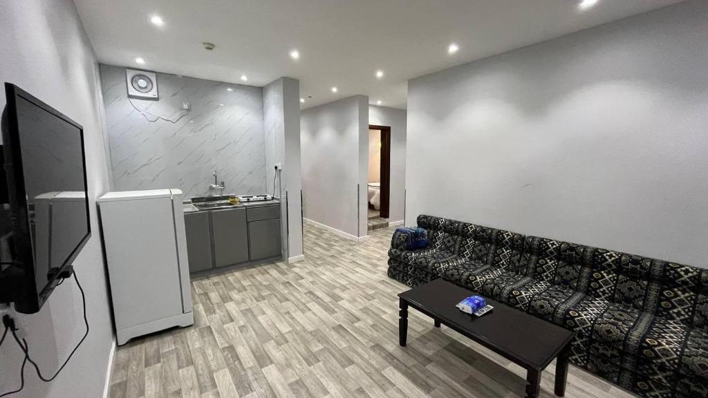 a living room with a couch and a table at دانة تاون للوحدات السكنية "يوجد إيجار شهري" in Abha