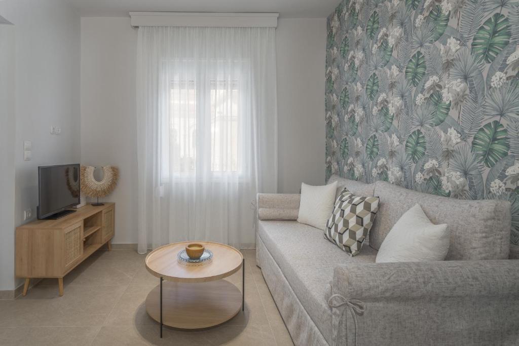 ein Wohnzimmer mit einem Sofa und einem Tisch in der Unterkunft Apartment Patricia in Zakynthos