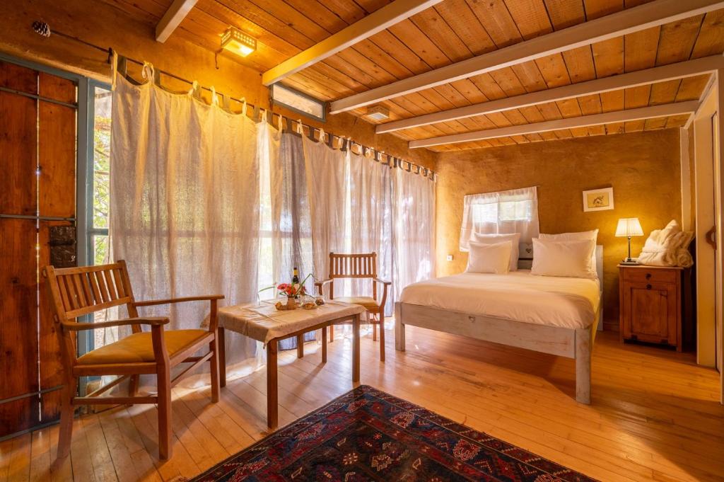 Postel nebo postele na pokoji v ubytování Hemdatya Stone Suites In The Galilee
