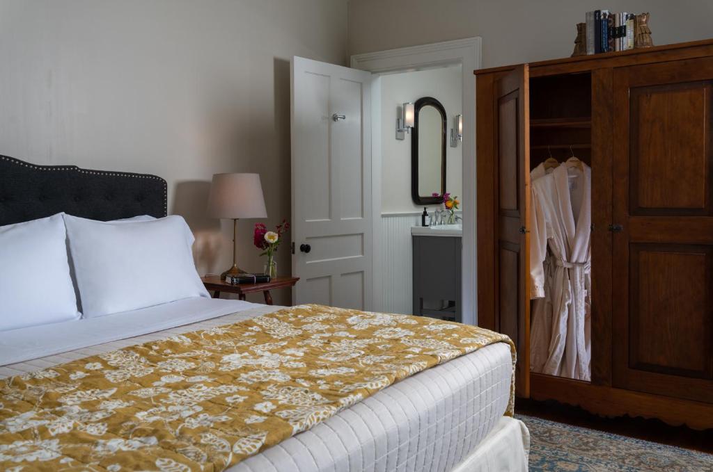 Postel nebo postele na pokoji v ubytování Landmark Inn