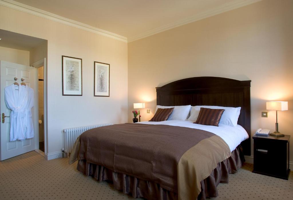 Ένα ή περισσότερα κρεβάτια σε δωμάτιο στο Baileys Hotel Cashel
