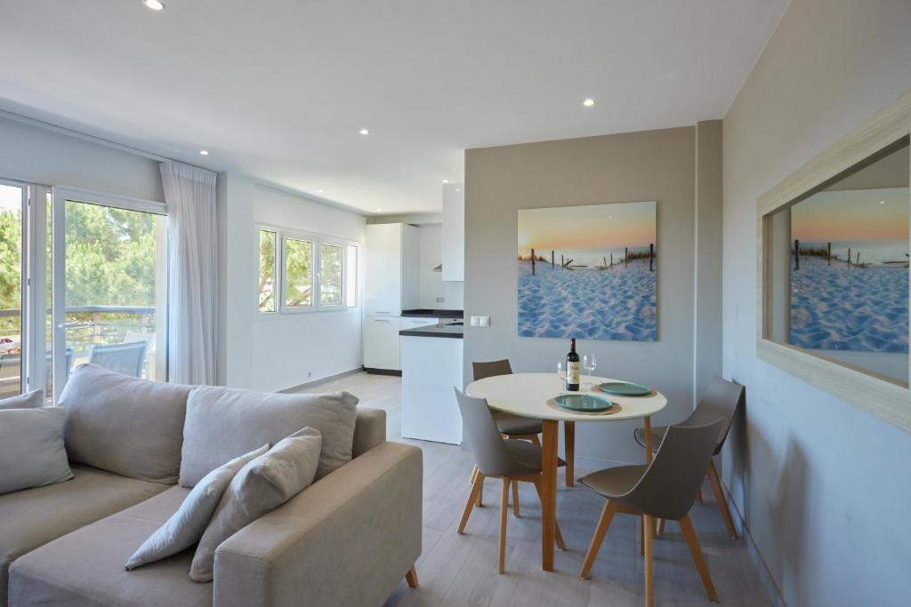 een woonkamer met een bank en een tafel bij Bright & Modern 2 Bedroom Apartment 300m to the Beach - Marbella in Marbella