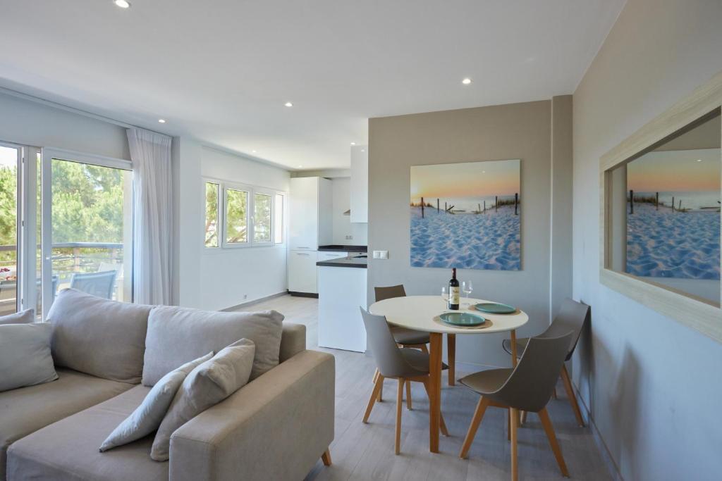 Posezení v ubytování Bright & Modern 2 Bedroom Apartment 300m to the Beach - Marbella