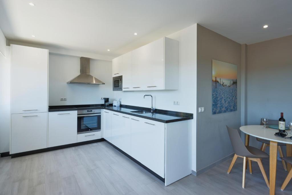 Kuchyň nebo kuchyňský kout v ubytování Bright & Modern 2 Bedroom Apartment 300m to the Beach - Marbella