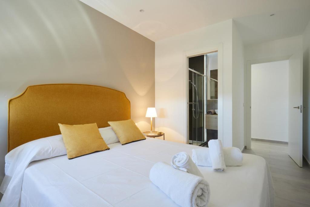 Postel nebo postele na pokoji v ubytování Bright & Modern 2 Bedroom Apartment 300m to the Beach - Marbella