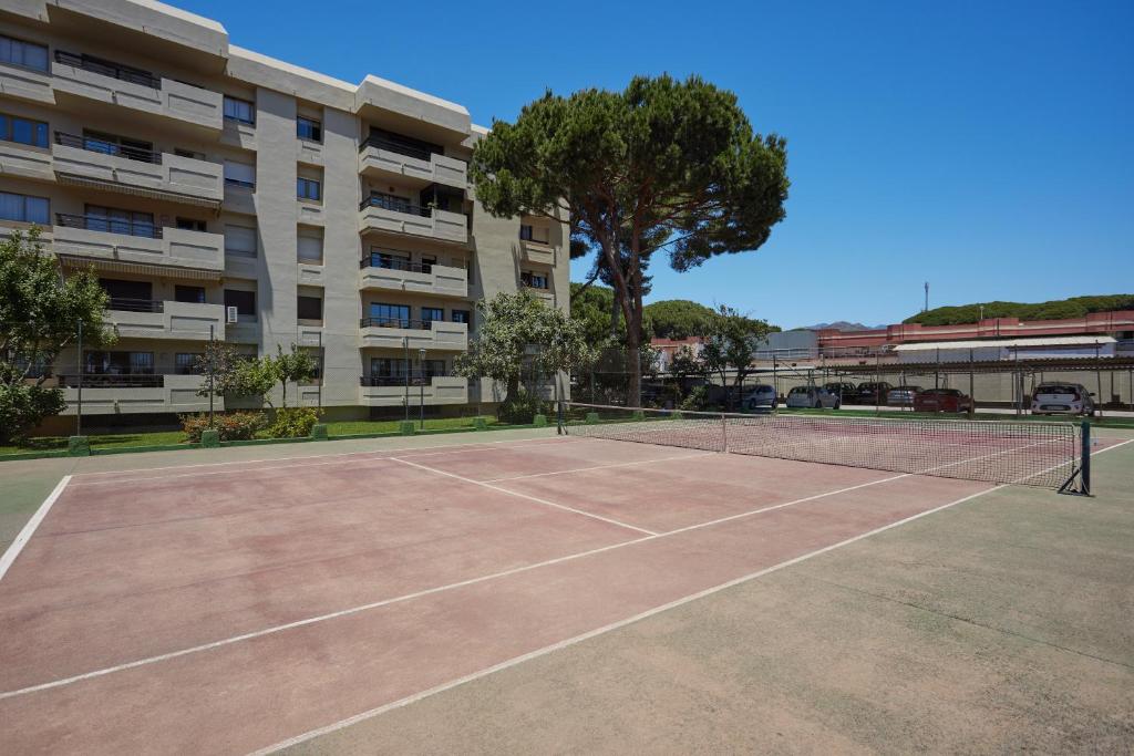 Tenis a/nebo squash v ubytování Bright & Modern 2 Bedroom Apartment 300m to the Beach - Marbella nebo okolí