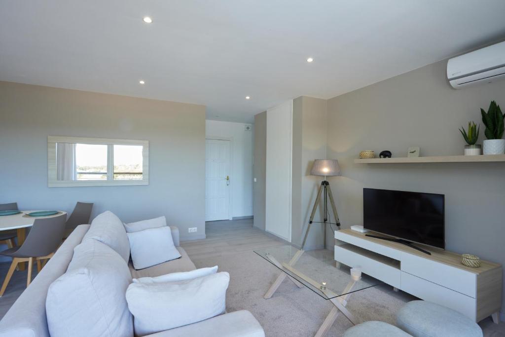 TV a/nebo společenská místnost v ubytování Bright & Modern 2 Bedroom Apartment 300m to the Beach - Marbella