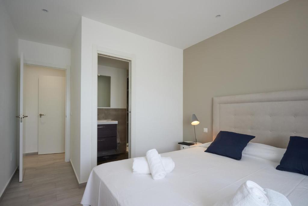 Postel nebo postele na pokoji v ubytování Bright & Modern 2 Bedroom Apartment 300m to the Beach - Marbella