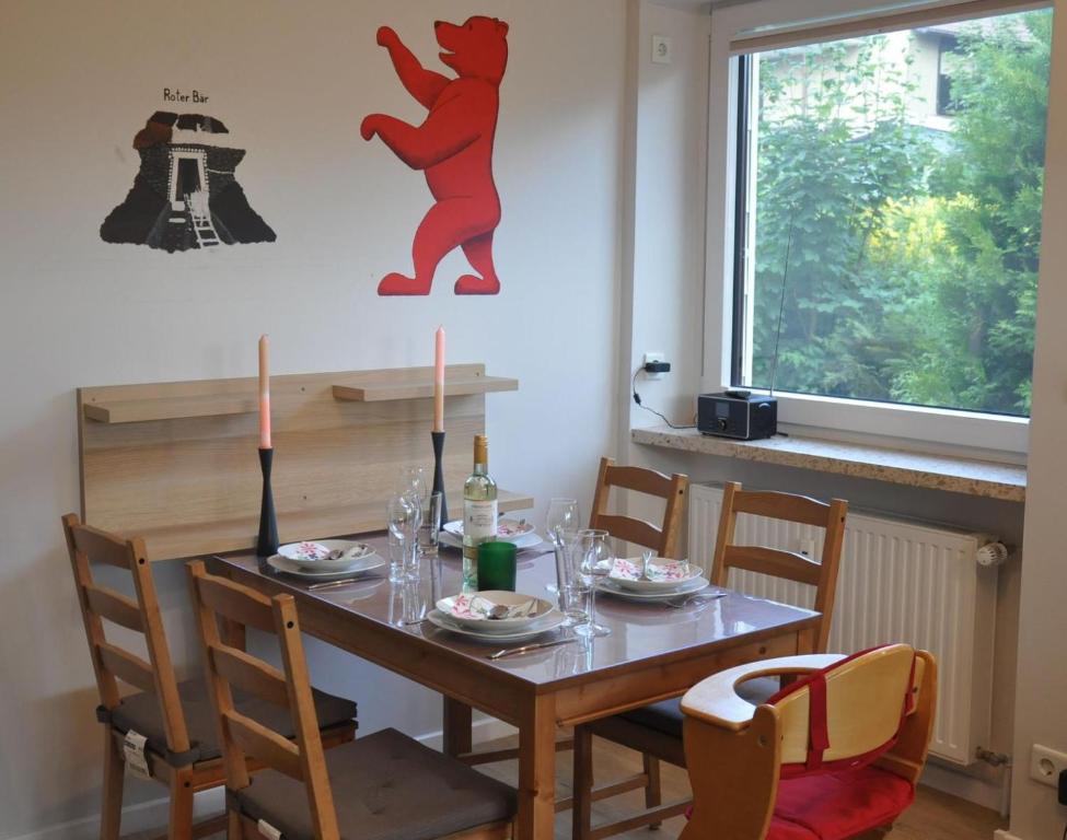 comedor con mesa, sillas y ventana en Roter Beer en Sankt Andreasberg