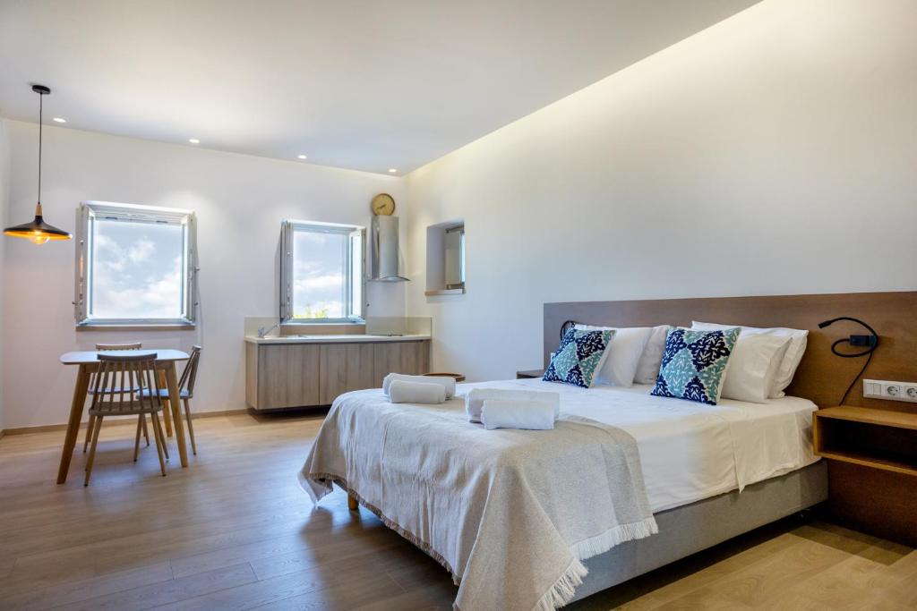 Postel nebo postele na pokoji v ubytování Armantanis Luxury Suites