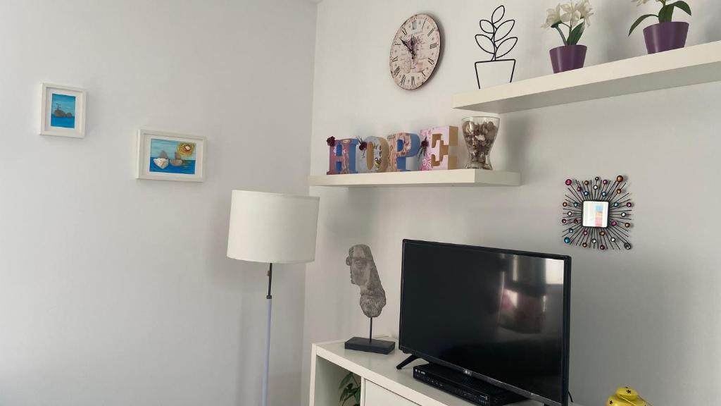 Televízia a/alebo spoločenská miestnosť v ubytovaní Hope's ático-apartamento