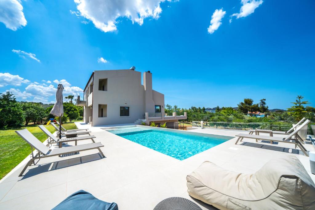 an image of a villa with a swimming pool at Villa Florentina ✩ Private Pool ✩ BBQ ✩ 7 Guests in Alikianós