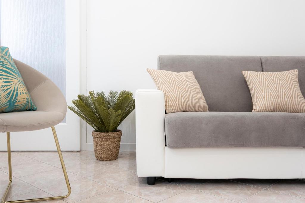 un sofá blanco y una silla en la sala de estar en Padova House en Padova