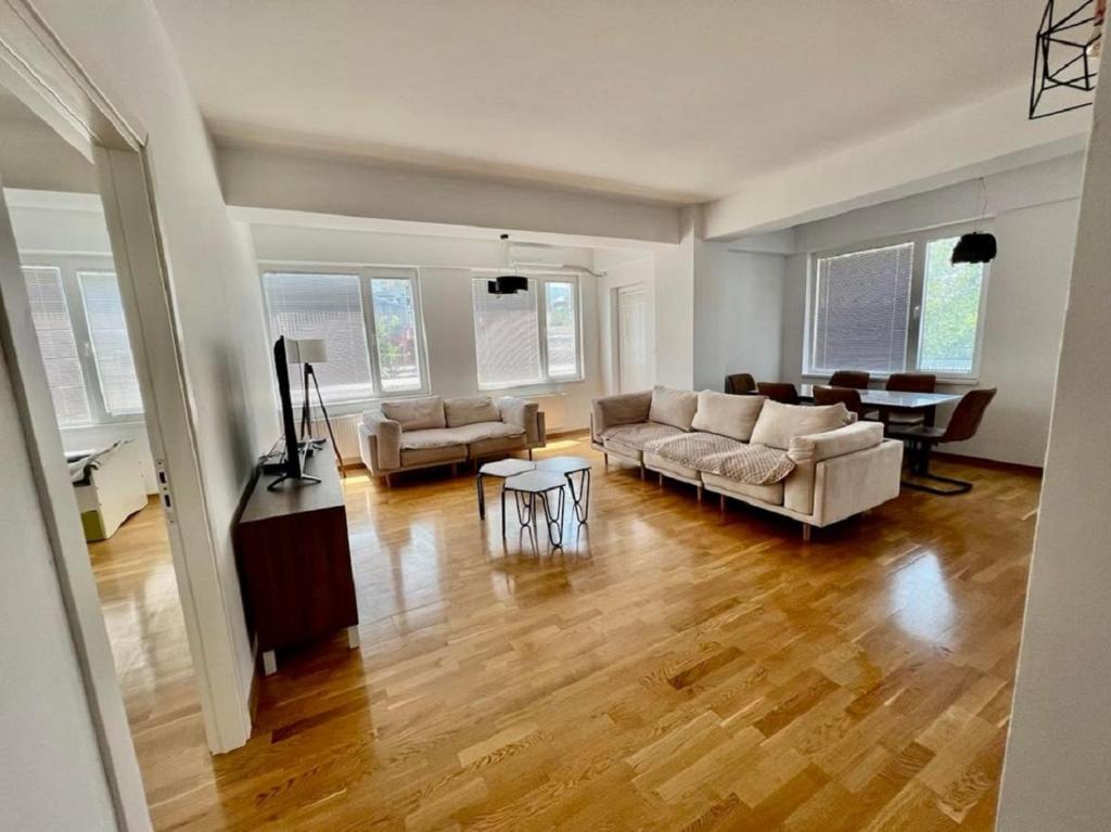 sala de estar con sofá y mesa en Skopje Eluxory Apartments, en Skopje