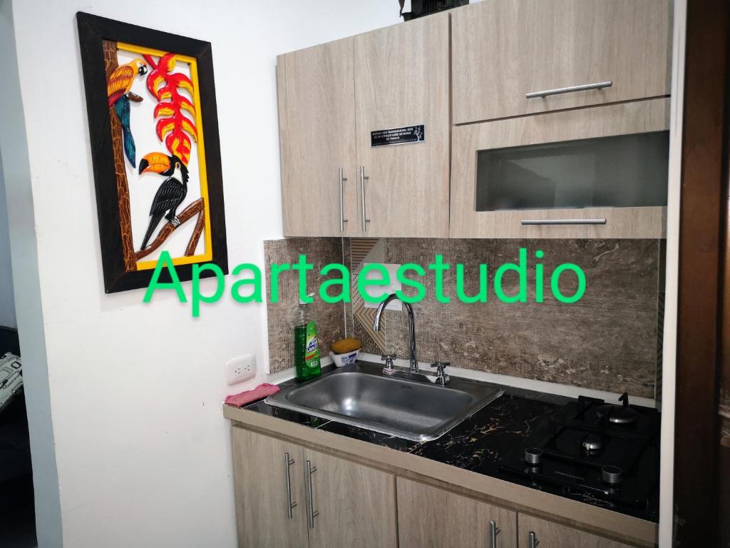 Una cocina o kitchenette en Cómodos y acogedores Apartaestudios - Manizales