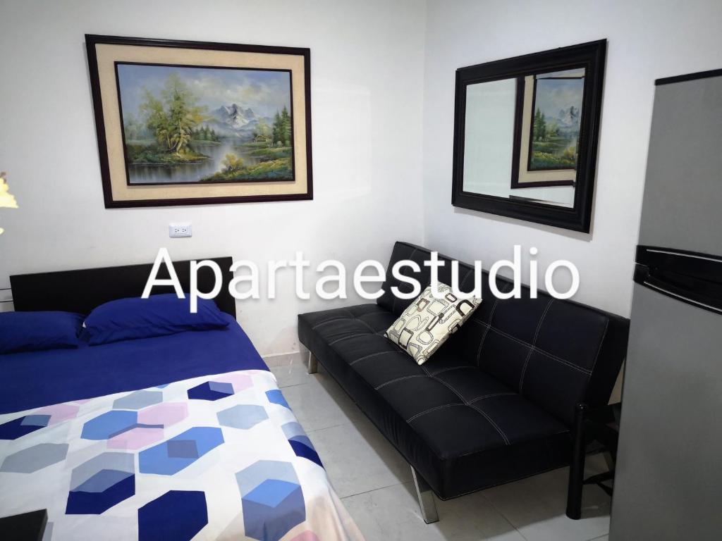 Una cama o camas en una habitación de Cómodos y acogedores Apartaestudios - Manizales