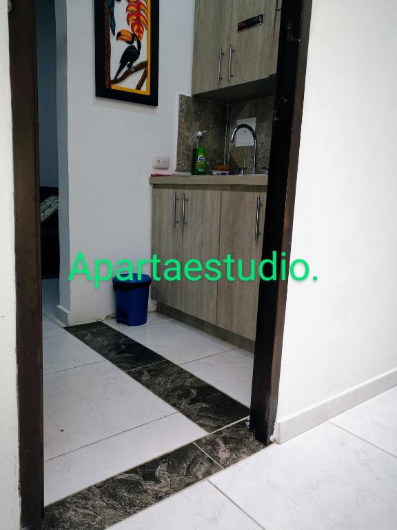 Una cocina o kitchenette en Cómodos y acogedores Apartaestudios - Manizales