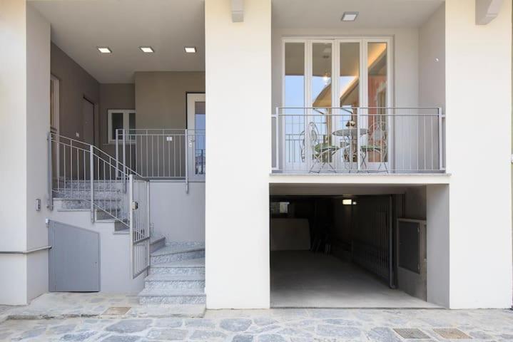 un edificio de 2 plantas y un pasillo con escaleras en Bilo Via Bellinzona, en Como
