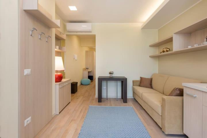 a living room with a couch and a table at Bilo Via Bellinzona in Como