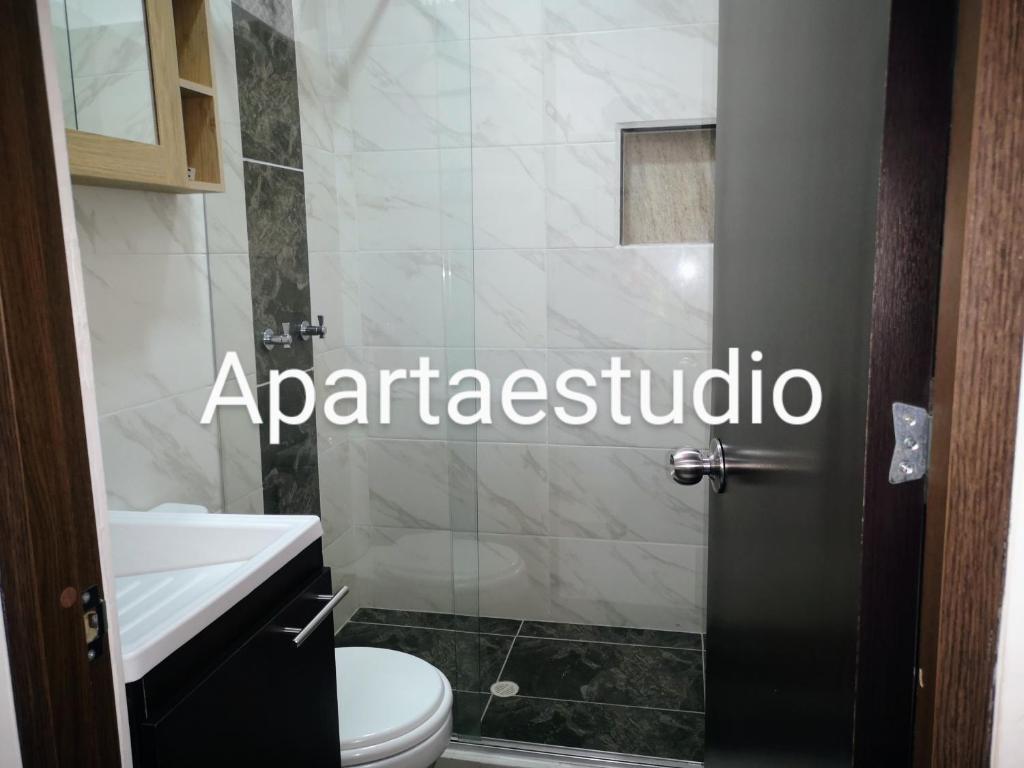 Un baño de Cómodos y acogedores Apartaestudios - Manizales