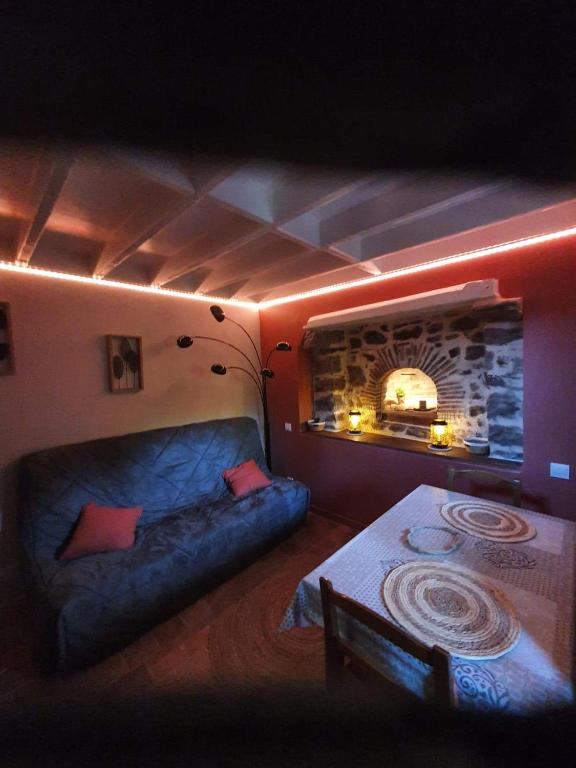 Cette chambre comprend 2 lits et une cheminée en pierre. dans l'établissement Four à pain, à Torcé-en-Charnie