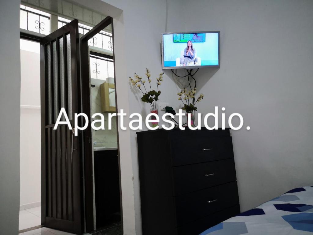 Una televisión o centro de entretenimiento en Cómodos y acogedores Apartaestudios - Manizales