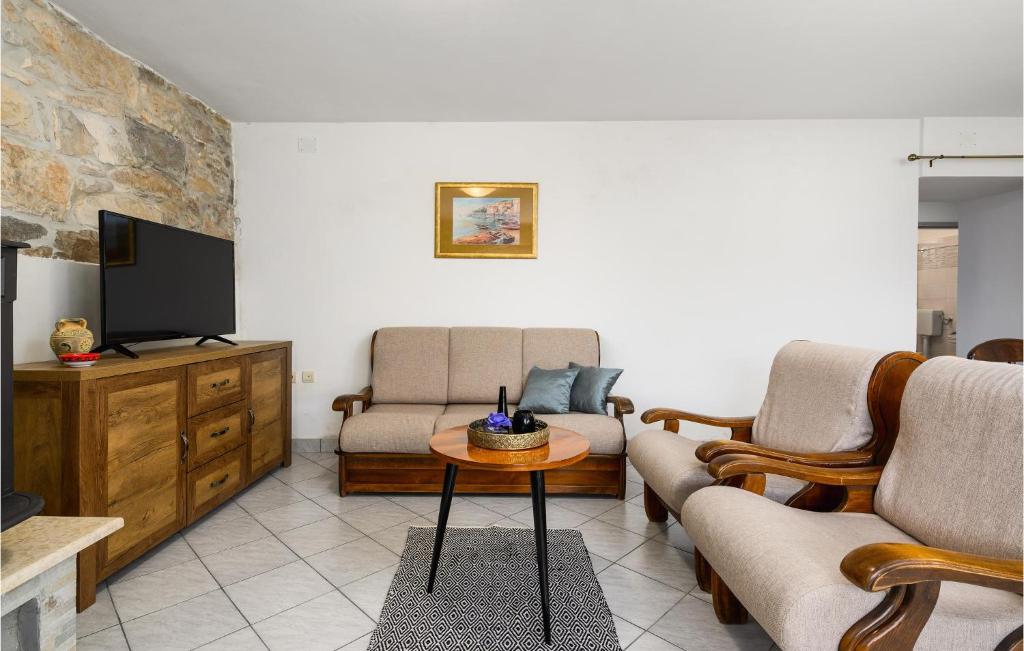 Telewizja i/lub zestaw kina domowego w obiekcie Amazing Apartment In Podpican With Wifi